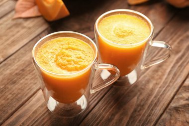 İki bardak kabak smoothies ile  