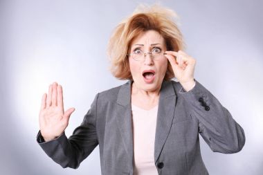 şaşırmış gibi üst düzey kadın gözlük ile