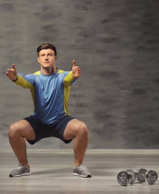 Genç yakışıklı sporcu