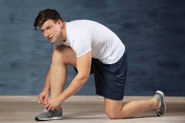 Genç yakışıklı sporcu