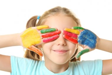 Avuç içi beyaz arka plan üzerinde boya ile şirin kız