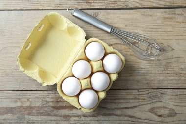 Çiğ yumurta çırpma teli ile 