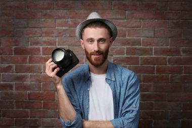 Kameralı yakışıklı fotoğrafçı.