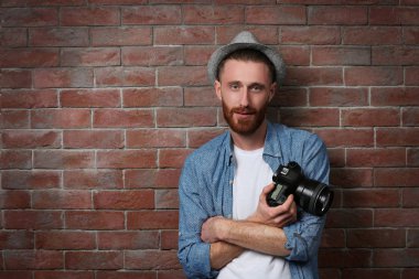 Kameralı yakışıklı fotoğrafçı.