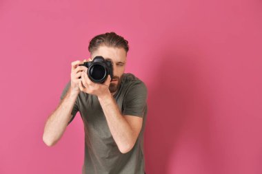 Kameralı yakışıklı fotoğrafçı.