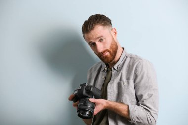 Kameralı yakışıklı fotoğrafçı.