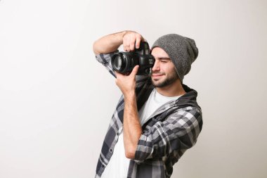 Yakışıklı genç fotoğrafçı