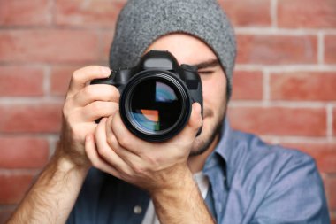 Yakışıklı genç fotoğrafçı