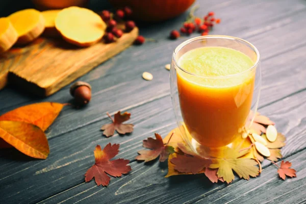 Glas färsk pumpa smoothie — Stockfoto