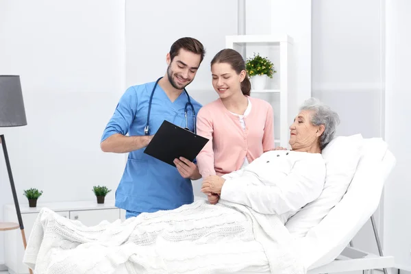 Abuela Nieta Médico Hospital —  Fotos de Stock