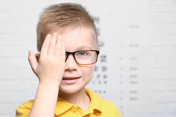 Pequeño chico teniendo ojo prueba — Foto de Stock