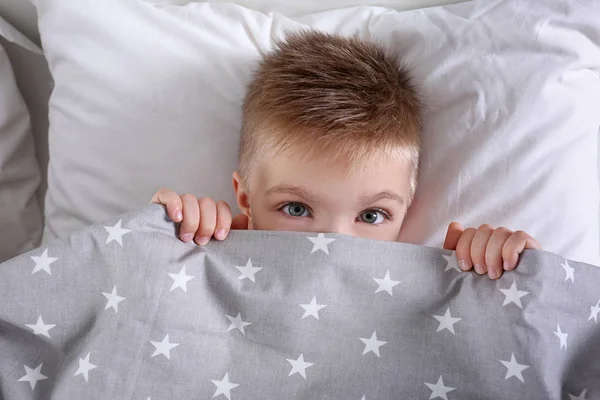 Yatakta Küçük Çocuk — Stok fotoğraf