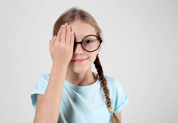 Kleines Mädchen Beim Sehtest Auf Hellem Hintergrund — Stockfoto