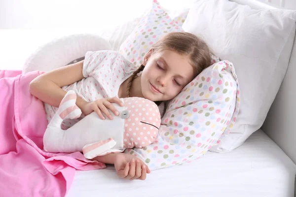 Γλυκό Κοριτσάκι Που Κοιμάται Στο Κρεβάτι — Φωτογραφία Αρχείου