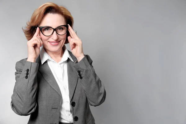 Hermosa mujer mayor con gafas graduadas — Foto de Stock