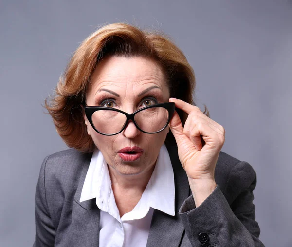 Hermosa mujer mayor con gafas graduadas — Foto de Stock