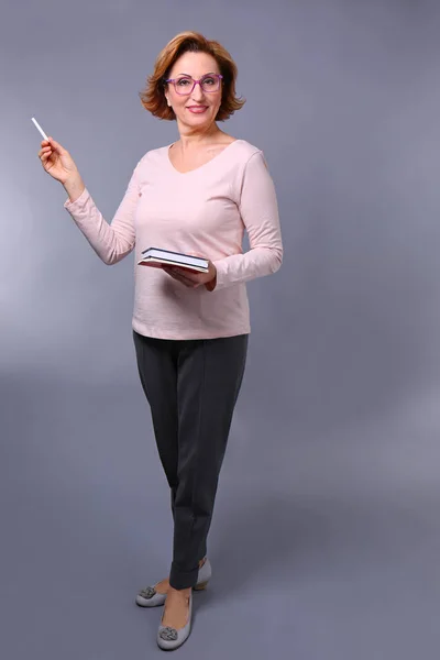 Senior woman holding book — Stock Photo, Image