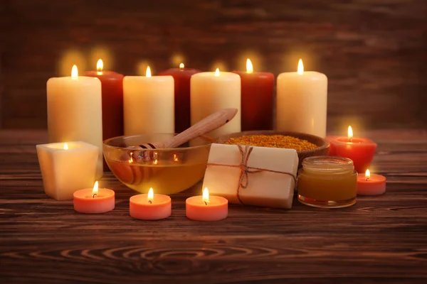 Brennende Kerzen und Honigbehandlungen — Stockfoto
