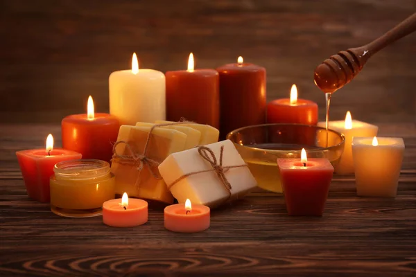 Alight candles and honey treatments — Stock Photo, Image