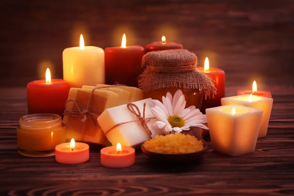 Alight candles and honey treatments — Stock Photo, Image