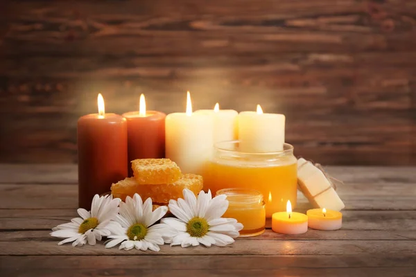 Encender velas y tratamientos de miel — Foto de Stock