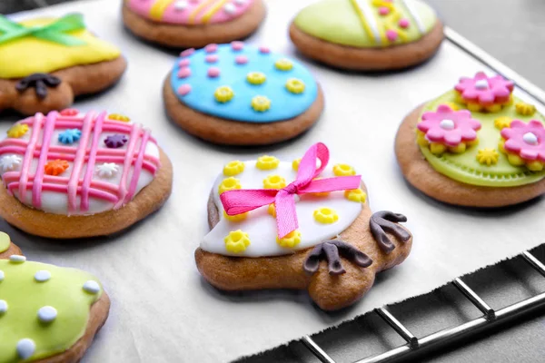 Griglia di cottura con biscotti pasquali colorati — Foto Stock