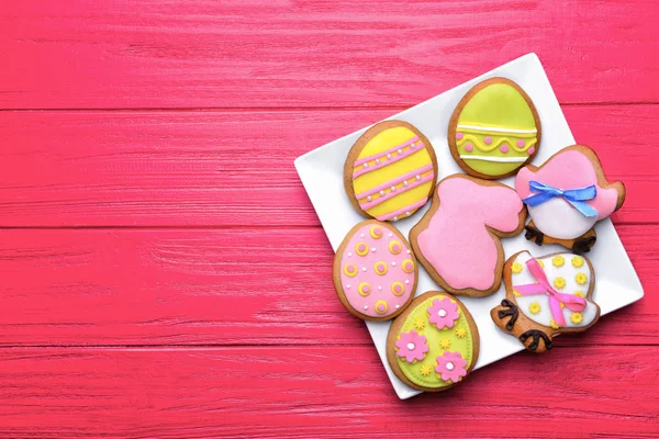 Plaat met heerlijke Pasen koekjes — Stockfoto