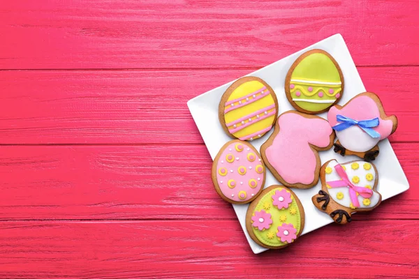 Teller mit leckeren Osterplätzchen — Stockfoto