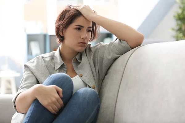 Mujer joven deprimida — Foto de Stock