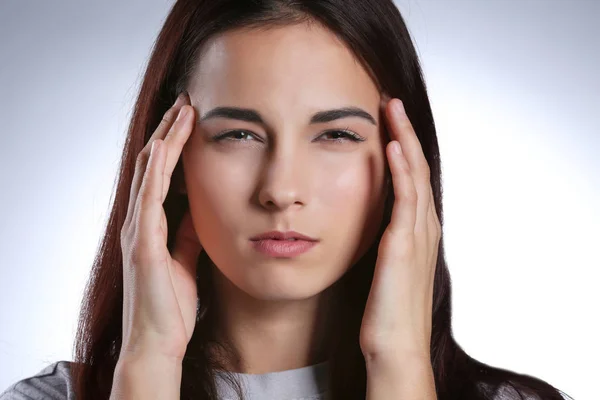 Jonge Vrouw Lijden Aan Hoofdpijn Lichte Achtergrond Close — Stockfoto