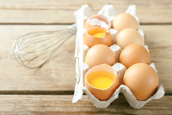 Rauwe eieren in pakket met garde — Stockfoto