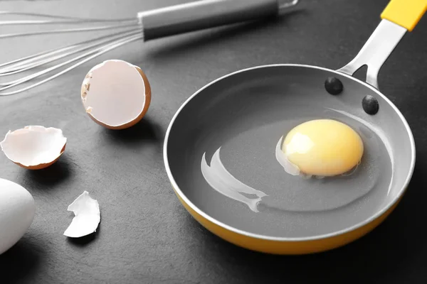 Färsk rå ägget i stekpanna — Stockfoto