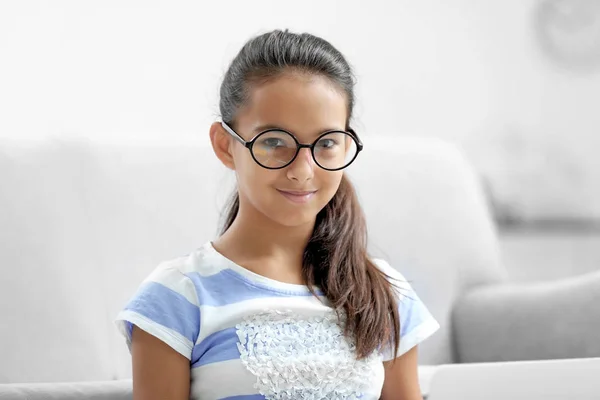 Menina bonito com óculos — Fotografia de Stock