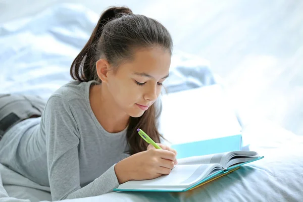 Menina bonito fazendo aulas — Fotografia de Stock