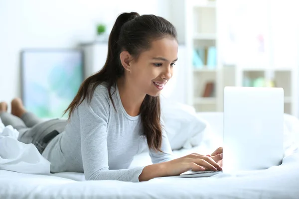 Niedliches Mädchen mit Laptop — Stockfoto