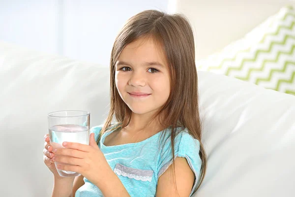 Милая маленькая девочка пьет воду — стоковое фото