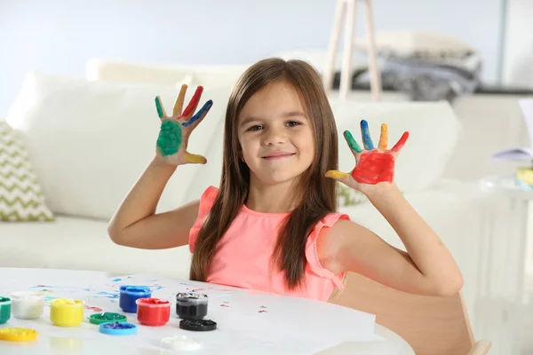 絵を描く手を持つ少女 — ストック写真