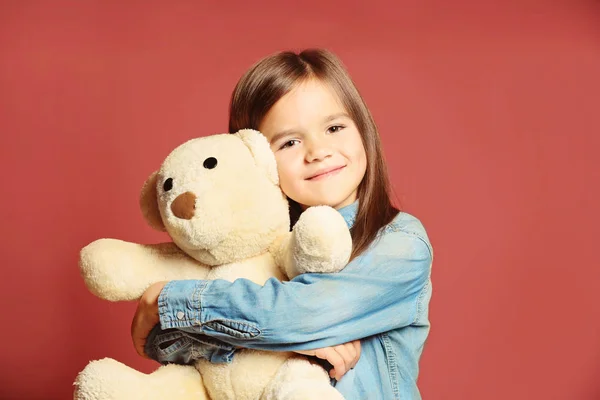 Schattig klein meisje met teddybeer — Stockfoto