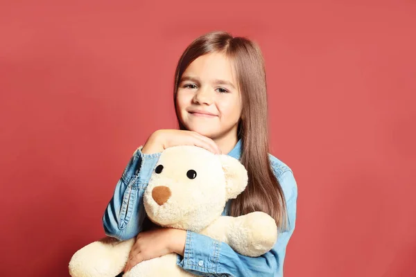 Schattig klein meisje met teddybeer — Stockfoto