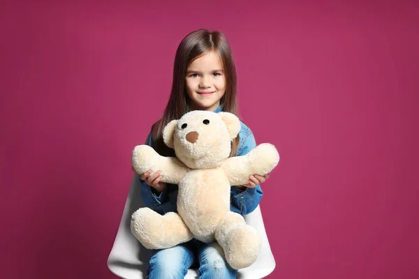 Schattig klein meisje met teddybeer — Stockfoto