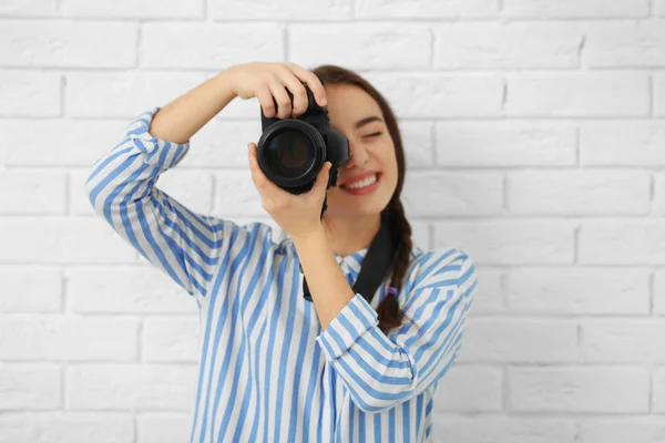 Jovem fotógrafo bonito — Fotografia de Stock