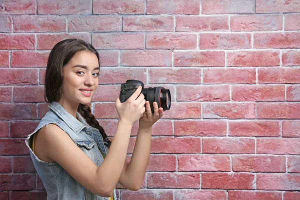 Beautiful young photographer — Stock Photo, Image