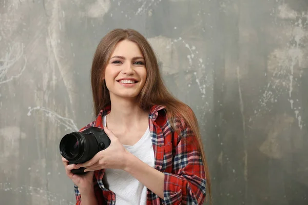 Hermoso joven fotógrafo —  Fotos de Stock