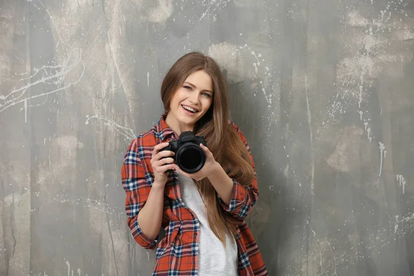 Schöne junge Fotografin — Stockfoto