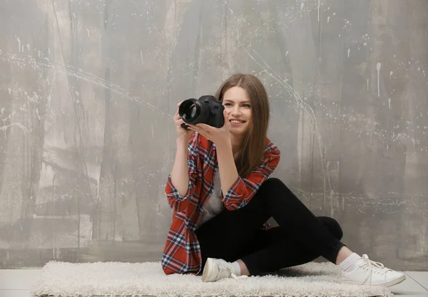 Schöne junge Fotografin — Stockfoto