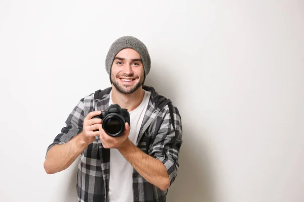 ハンサムな若いカメラマン — ストック写真