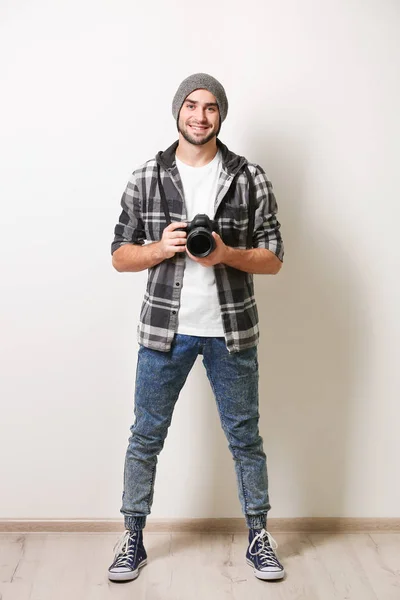 Hermoso joven fotógrafo —  Fotos de Stock