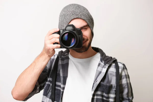 Jovem fotógrafo bonito — Fotografia de Stock