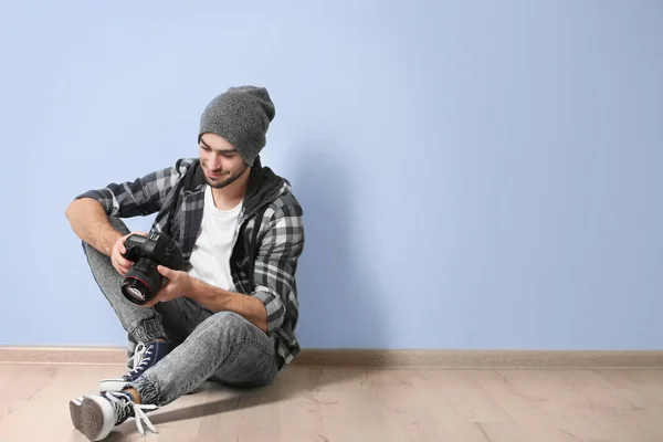 Hermoso joven fotógrafo — Foto de Stock