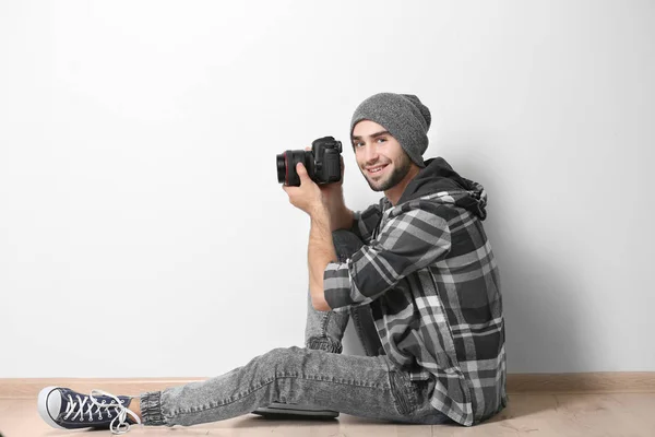 Hermoso joven fotógrafo — Foto de Stock